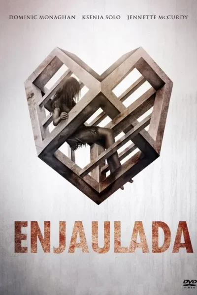 Mulher de cabelos longos presa em uma estrutura complexa em forma de coração. Tons escuros e clima sombrio e angustiante.