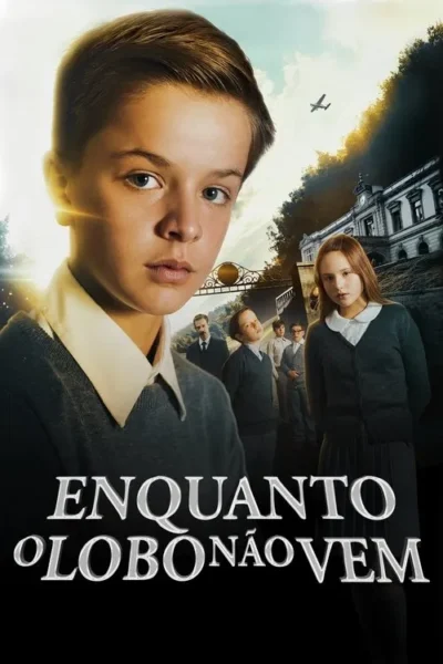 Menino sério em uniforme escolar no primeiro plano. Ao fundo, crianças e um adulto diante de um grande e misterioso colégio.