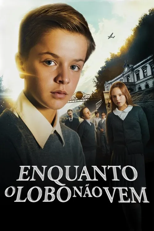 Menino sério em uniforme escolar no primeiro plano. Ao fundo, crianças e um adulto diante de um grande e misterioso colégio.