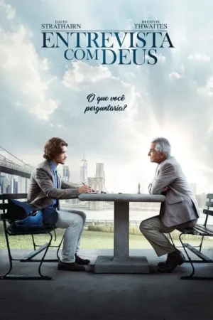 Dois homens conversam em uma mesa ao ar livre. Jovem anota, senhor de cabelos grisalhos olha, com skyline da cidade e luz divina.