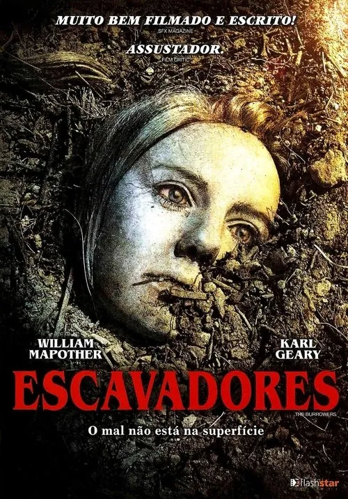 Rosto pálido de mulher,com olhos abertos,parcialmente enterrado em terra escura e raízes. Clima assustador e sombrio.