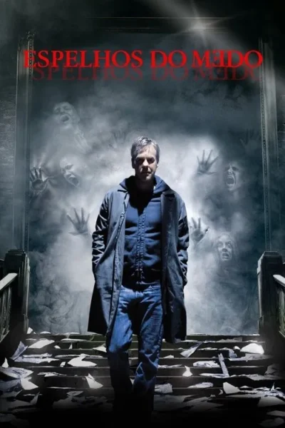 Um homem sério em um casaco escuro está à frente de um espelho com figuras espectrais e assustadoras na fumaça. Escadaria quebrada.