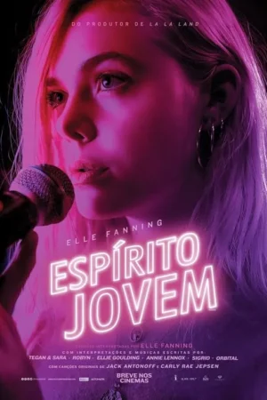 Mulher jovem, cabelos claros com reflexos rosa/roxos, canta em microfone, sob luz neon vibrante. Clima pop musical.