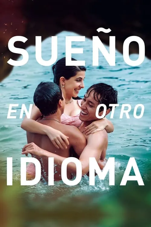 Mulher e dois homens sorrindo,abraçados na água azul. Clima de alegria e intimidade em cenário natural.