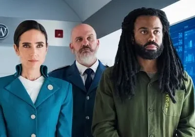 Três figuras sérias num ambiente tecnológico. Uma mulher de uniforme teal, um homem de dreads e barba em camisa verde, e um careca de terno.