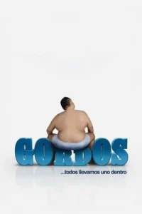 Homem corpulento de costas, apenas de cueca, sentado sobre letras 3D azuis volumosas em fundo branco minimalista.