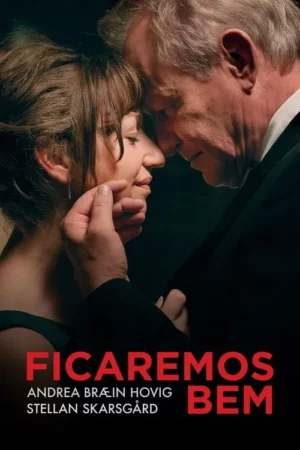 Um homem de cabelos grisalhos e uma mulher com testas unidas, olhos fechados. Ele segura o rosto dela, em cena íntima contra fundo escuro.