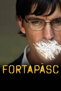 Close-up de homem de óculos,expressão séria. Boca coberta por rabiscos brancos,simbolizando censura e silêncio imposto.