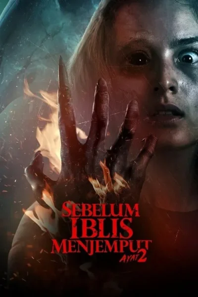 Pôster de terror: Mulher com um olho escuro e expressão de pavor atrás de uma mão demoníaca flamejante e com garras. Fundo sombrio.