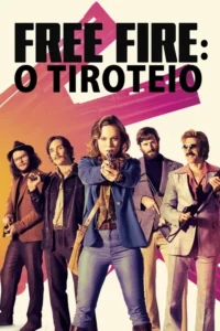 Cinco personagens em roupas anos 70,armados,com uma mulher central apontando uma pistola. Fundo abstrato colorido.