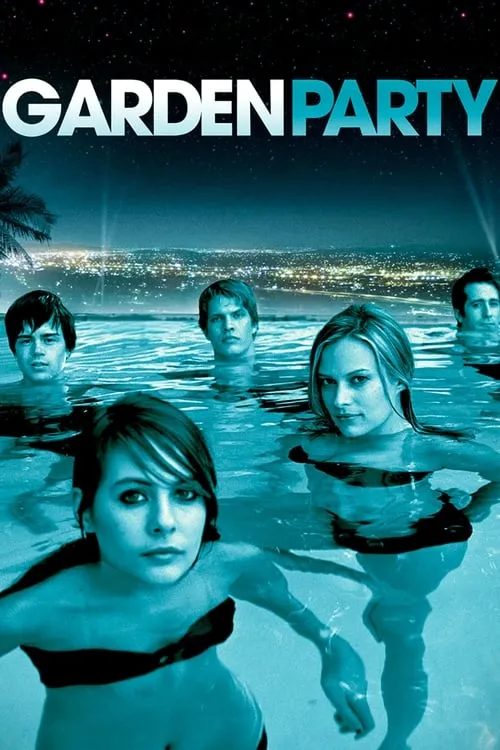 Cinco jovens em piscina azul noturna. Fundo com cidade iluminada e palmeira. Clima de festa e juventude.