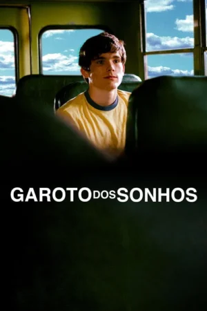 Um jovem de camiseta amarela senta em um ônibus, olhando pela janela para o céu azul com nuvens. O clima é pensativo e sonhador.