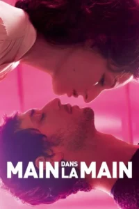 Close-up de um homem e uma mulher,rostos próximos com olhos fechados,contra um fundo rosa vibrante,transmitindo intimidade.