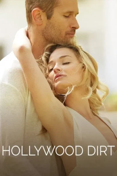 Casal se abraça em cenário claro e suave. A mulher, de olhos fechados, recosta-se no homem. Clima terno.