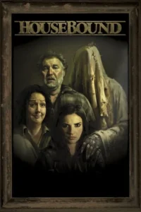 Retrato sombrio:homem,duas mulheres e figura encapuzada por saco,com mão monstruosa no ombro da jovem. Tensão e mistério.