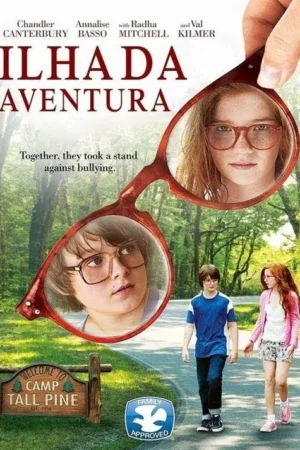 Pôster: Um garoto e uma garota em óculos caminham em uma floresta. Acima, uma mão segura óculos gigantes com os rostos dos jovens.