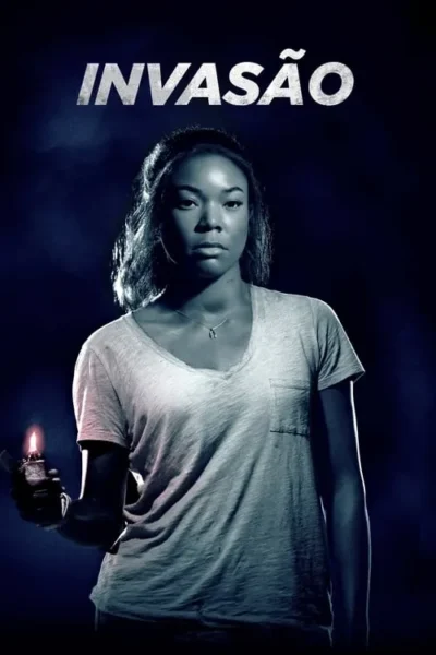 Uma mulher de cabelo escuro olha séria, segurando um isqueiro aceso em um ambiente escuro e esfumaçado. Clima de suspense.