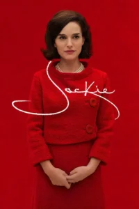 Pôster:Mulher com cabelo escuro e penteado clássico,veste um elegante terno vermelho e colar de pérolas. Fundo vermelho vibrante. Expressão composta.