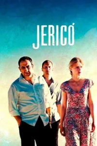 Três pessoas sérias (dois homens,uma mulher de vestido floral) em frente a um fundo granulado azul e areia,sob sol forte.