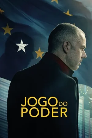 Homem sério de terno, de perfil, contra a bandeira azul com estrelas amarelas. Ambiente político e tenso.