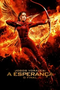 Mulher em traje vermelho com arco e flecha em pose de combate,envolta em chamas intensas e asas de fogo ao fundo. Atmosfera épica.
