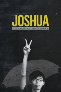 Joshua: Adolescente vs. Superpotência 10 Pôster em P&B. Jovem asiático de óculos faz V de vitória com a mão erguida. Guarda-chuva e fundo escuro. Clima sério e desafiador.