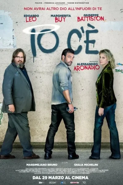 Três pessoas olham para trás num muro com graffiti e um halo. Um homem barbudo, um com spray e uma mulher. Ambiente urbano.