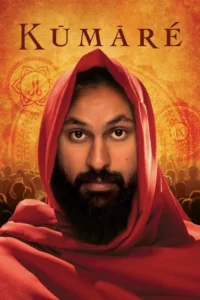Homem barbudo em manto vermelho, olhando. Fundo dourado com símbolos e multidão em silhueta. Clima místico.