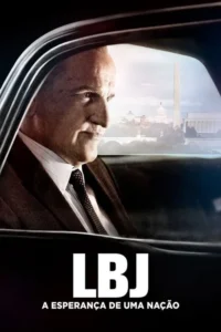 Homem de terno sério em perfil num carro,observando Washington D.C. com o Capitólio e o obelisco. Tom político e histórico.