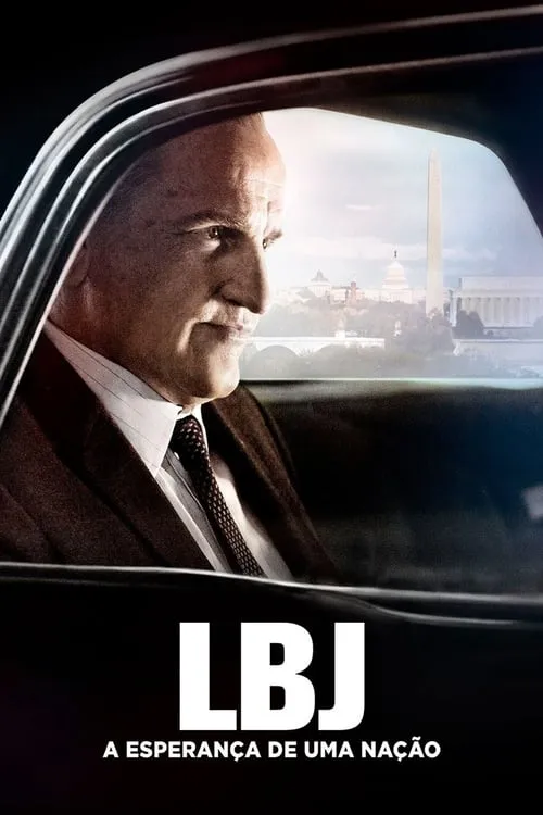 Homem de terno sério em perfil num carro,observando Washington D.C. com o Capitólio e o obelisco. Tom político e histórico.