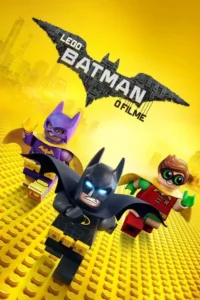 Três figuras LEGO heroicas voam sobre uma cidade amarela. Um herói sombrio lidera,com uma heroína roxa e um parceiro jovem. Clima divertido e de ação.