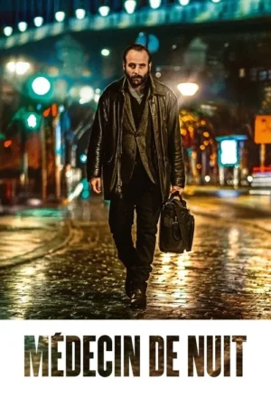 Homem barbudo de casaco de couro caminha em rua molhada à noite, com uma bolsa. Luzes da cidade ao fundo, atmosfera sombria.