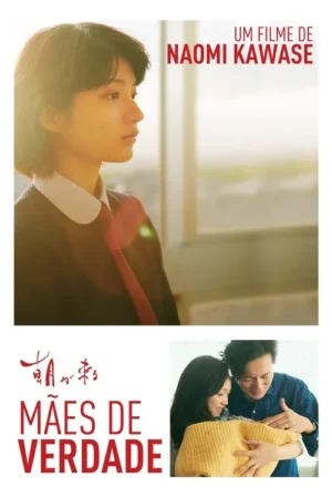 Jovem em uniforme olha pensativa pela janela ensolarada. Abaixo, casal comove-se abraçando um bebê embrulhado. Clima terno.