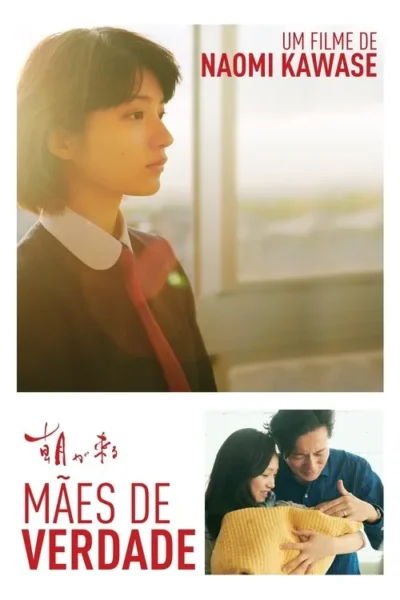 Jovem em uniforme olha pensativa pela janela ensolarada. Abaixo, casal comove-se abraçando um bebê embrulhado. Clima terno.