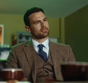 Homem de terno tweed olha pensativo em café com iluminação verde. Atmosfera intrigante.