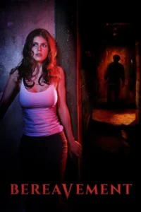 Uma mulher assustada,de top branco,olha fixamente. Atrás dela,um vulto sombrio espreita num corredor escuro e avermelhado. Clima de terror.