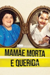 Mamãe Morta e Querida 7 Pôster com dois espelhos. Um mostra mulher sorridente, o outro, menina com ataduras e fios. Fita policial amarela no rodapé.