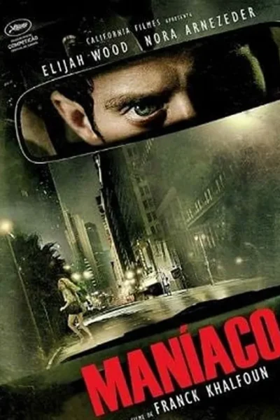 Olhos intensos num retrovisor. Rua escura e molhada de cidade à noite, com mulher caminhando. Clima tenso e sombrio.