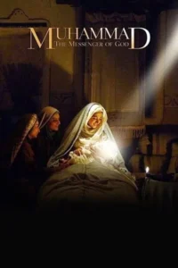 Três mulheres com trajes antigos em um quarto escuro. A figura central,coberta por um véu,segura uma fonte de luz intensa e mística.