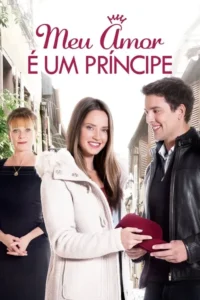 Mulher jovem sorridente,homem de jaqueta e mulher madura em rua pitoresca. Seguram chapéu vermelho. Clima romântico.