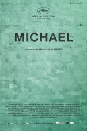 Pôster com fundo abstrato de peças de quebra-cabeça em tons de verde-azulado. Sugere um clima de mistério e fragmentação. Sem personagens visíveis.