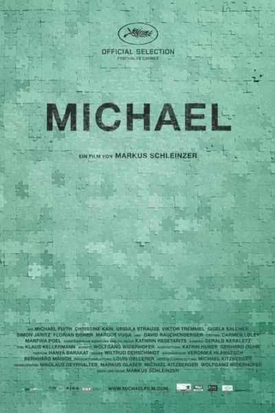 Pôster com fundo abstrato de peças de quebra-cabeça em tons de verde-azulado. Sugere um clima de mistério e fragmentação. Sem personagens visíveis.