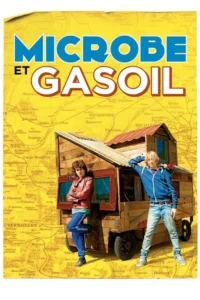 Pôster: Dois adolescentes, um de jaqueta vermelha e outro de moletom azul, posam junto a um veículo de madeira caseiro sobre um mapa.