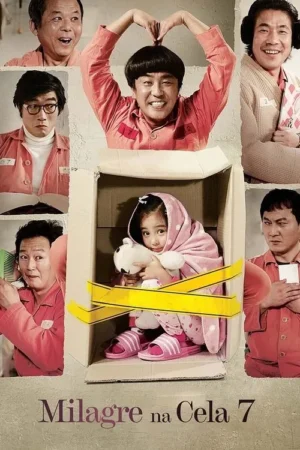 Uma menina com ursinho numa caixa, cercada por vários homens asiáticos em uniformes de prisão. Clima divertido e comovente.