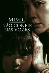 Pôster escuro:Mulher aflita com a mão na cabeça de uma criança de olhos pretos e intensos. Clima de horror e suspense.
