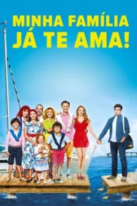 Família grande e animada em cais ensolarado. Uma jovem de vermelho apresenta um rapaz,que parece surpreso. Clima de comédia familiar.