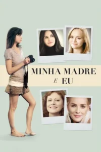 Jovem mulher descalça com câmera e 4 fotos Polaroid de atrizes sorrindo. Fundo verde e bege. Clima leve.