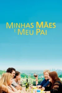 Grupo de cinco pessoas,incluindo duas mulheres mais velhas,janta ao ar livre,rindo com vista para uma cidade ensolarada.