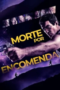 Homem intenso com arma, elenco diverso no alto e corredores em silhueta sobre montanhas roxas e cósmicas.