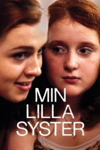 Duas jovens mulheres:uma sorri suavemente à esquerda,a outra tem olhar sério e pensativo à direita. Clima íntimo e contrastante.